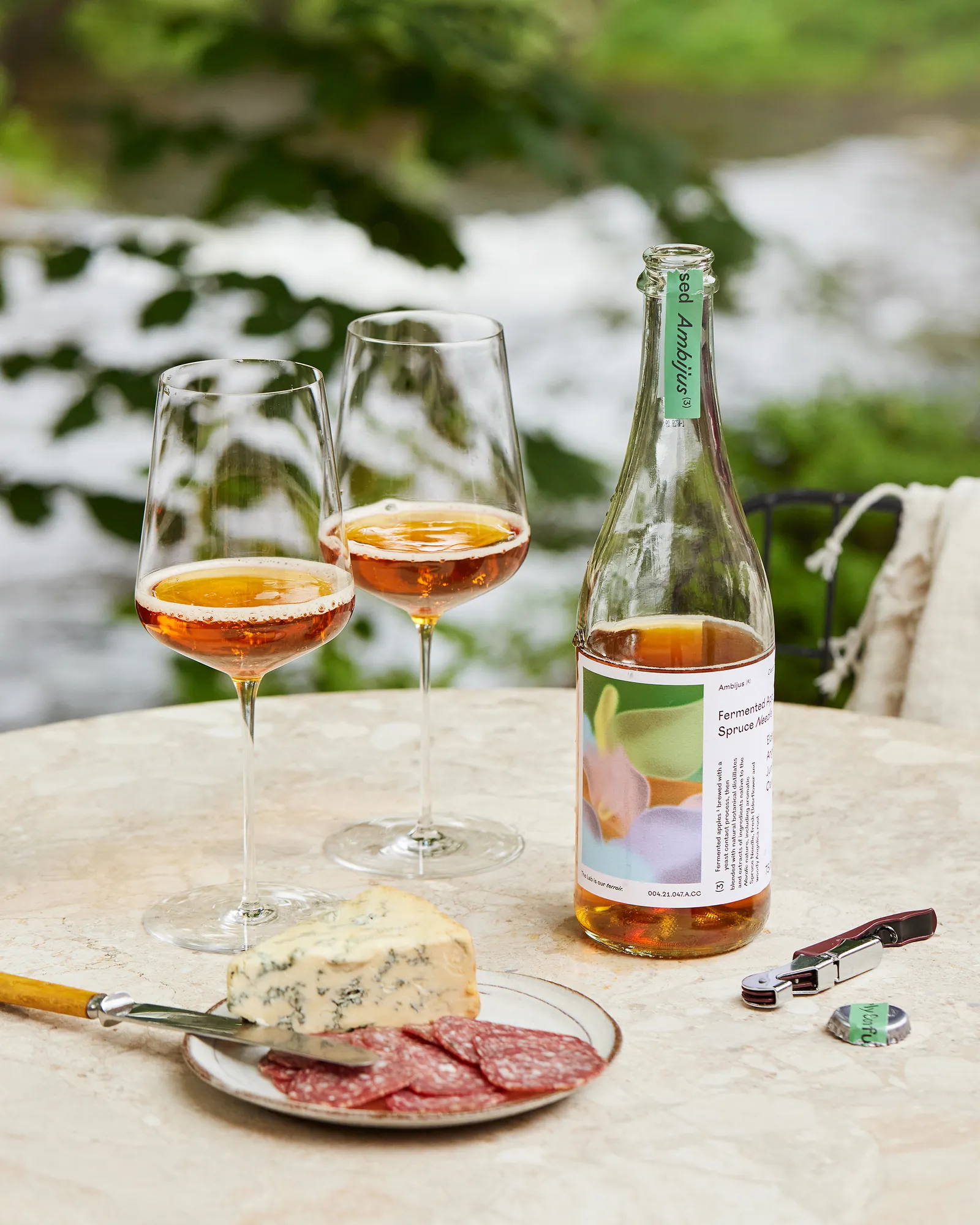 Glazen en een fles op een tafel buiten